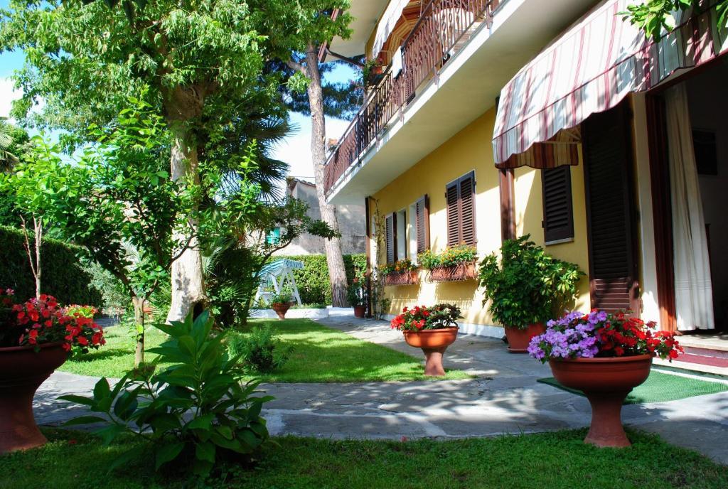 Bed&Breakfast Villa Lorena Форте-дей-Мармі Екстер'єр фото